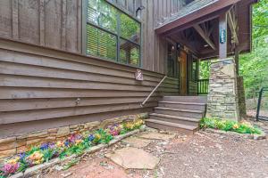 ROMANTIC TIP TOP hideaway, ONE NIGHT WORLD CUP WATCH PARTY GETAWAY, HELEN WATER TUBING 10 MIN DRIVE, HELEN WATER TUBING 10 MIN DRIVE