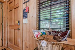ROMANTIC TIP TOP hideaway, ONE NIGHT WORLD CUP WATCH PARTY GETAWAY, HELEN WATER TUBING 10 MIN DRIVE, HELEN WATER TUBING 10 MIN DRIVE