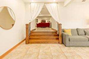 Luxury Suite in Glen Ellyn