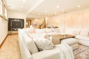 Luxury Suite in Glen Ellyn