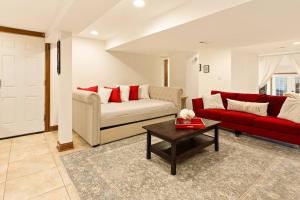 Luxury Suite in Glen Ellyn