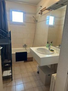 Appartements Appartement moderne a Frejus, 60 m², piscine partagee : photos des chambres