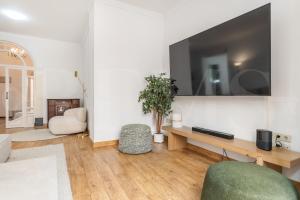 Charming apartment with private patio by REMS