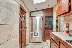 Walk to Dtwn Shops! Extended Stay Home in Burbank