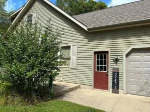 House near the Lake - Howe