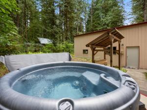 Whispering Pines - Cabin w hot tub