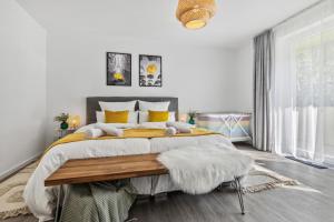 Gelbe Koffer - Großes 3 SZ Apartment Homburg - 1 km Uniklinik - bis 6 Pers - Balkon - Parkplatz - Self-Check-in