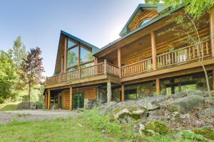 St Marys River Views: Cabin w Wraparound Deck!