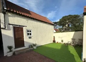 Honey Cottage behind Wilmot House - Cottom