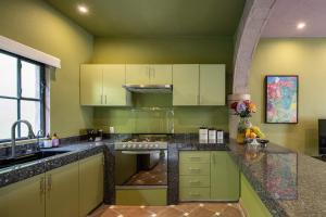 HOLT Art Deco Retreat in Vibrant 3 Bedroom Villa