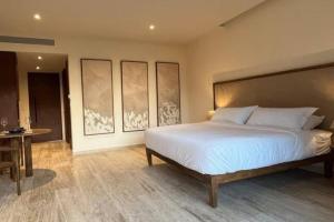 Mystiq Immers in Nature Jungle Living with Beach Access