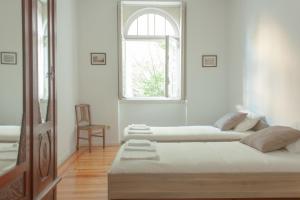 Carolina M Apartment in front of Metro