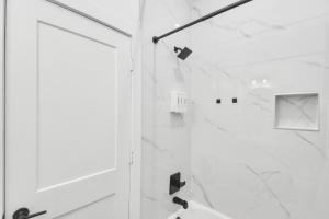 2 Homes Sleeps 18 Near Downtown Fully Gated with Parking