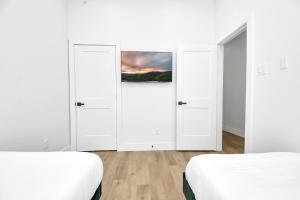 2 Homes Sleeps 18 Near Downtown Fully Gated with Parking