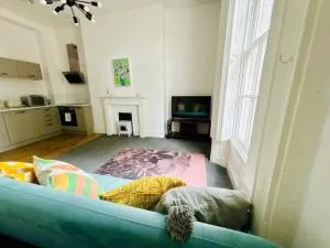 Flat 4 Contractor, Professional, Gloucester Quays - Hempstead