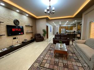 Luxurious New Cairo Villa Private Garden & Prime Location