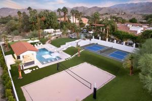 Jaguar Estate - Private Lush Estate with 2 Incredible Pools and Spas, Pickleball and Resort Style Yard