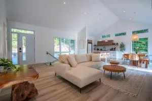 Le Timothée, Splendide Chalet Neuf avec Piscine Spa et Billard près de Tremblant - Brownsburg