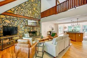 Porch, Yard and Creek Access Spacious Sylva Home! - 迪尔斯伯勒