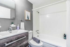 Glenview West Apartment w Patio - Near Downtown