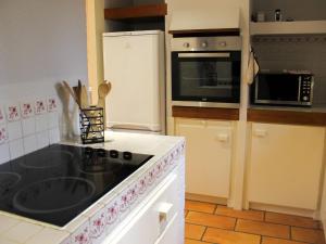 Gîte haut de gamme près de lAbbaye de Noirlac - Séjour tout confort avec jardin et terrasses - FR-1-586-13