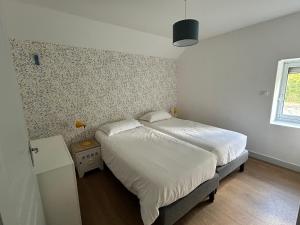Maisons de vacances Gite Contemporain pres de l'Abbaye de Noirlac avec Jardin, Wi-Fi et Commodites Incluses - FR-1-586-38 : photos des chambres