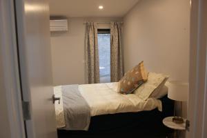 Architectural Crisp & convenient location