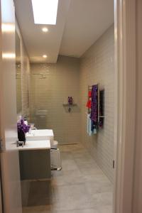 Architectural Crisp & convenient location