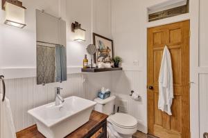 Bare Feet Beach House Close to beach dog friendly