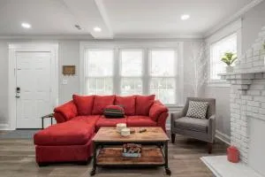 The Farmhouse Spacious, Moo-tiful Haven by RVA! - Warwick