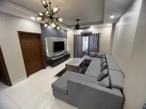 Three-bedroom Urban Retreat with Terrace AQZ Apartments - Humak