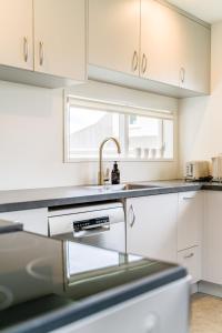 Contemporary Duplex in Roslyn
