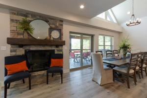 Journeys Remedy -Lake View Sleeps 30