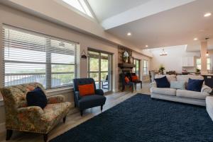 Journeys Remedy -Lake View Sleeps 30