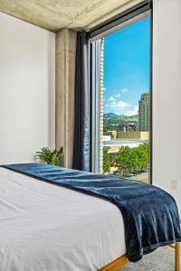 Exceptional 1BD BA-PoolHotTubGymParking- Downtown!