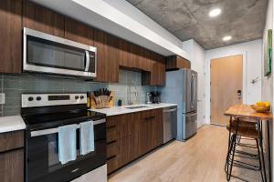 Exceptional 1BD BA-PoolHotTubGymParking- Downtown!