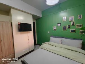 Cubao Manhattan Heights Residential Condo TB30N - High Floor Studio with Balcony City View, Pool, Netflix, 5-Min Walk to the Araneta Coliseum Gateway Mall SM - Staycations by SMS
