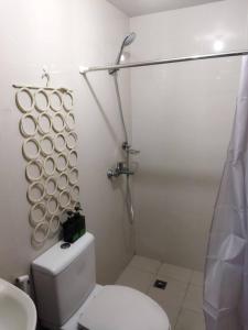 Cubao Manhattan Heights Residential Condo TB30N - High Floor Studio with Balcony City View, Pool, Netflix, 5-Min Walk to the Araneta Coliseum Gateway Mall SM - Staycations by SMS