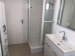 Appartements Charmant T2 avec Terrasse et Parking Prive, Tout Confort, Proche Trouville - FR-1-712-88 : photos des chambres