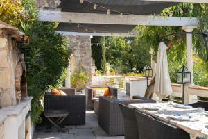 Magnifique villa "ALMA" en pierres avec sa grande piscine au milieu de la nature PROVENCE
