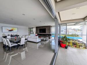 Waterfront Oasis , Infinity Pool, Sauna and steam room