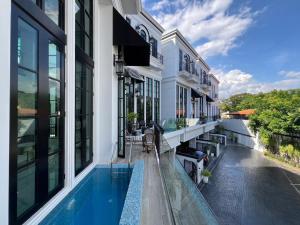 Luxury Pool Villa 5BR 12pax with Private Lift in Ekkamai