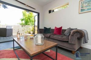 The Hideout-Boutique Cabin, Estuary View & Parking