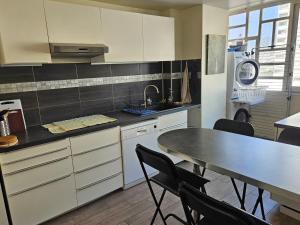 Spacieux appartement 90m2 4 chambres, proche mer, climatisation, tout confort