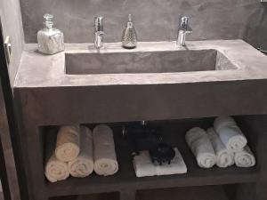 Maisons de vacances L Antre de Pierres - chambres d'hotes et gites : Chambre Double - Vue sur Parc