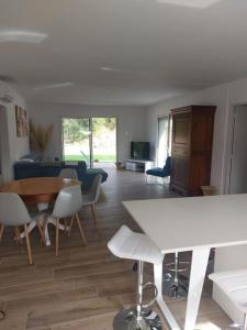 Maisons de vacances Maison avec piscine, a proximite des plages : Maison 3 Chambres