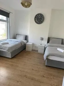 29 minits to airport and 29 mints to Liverpool st central London - Theydon Bois