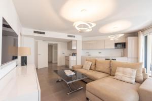 3-Br Apartment with Pool Parking & Beaches 100m away