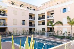 3-Br Apartment with Pool Parking & Beaches 100m away