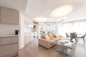 3-Br Apartment with Pool Parking & Beaches 100m away